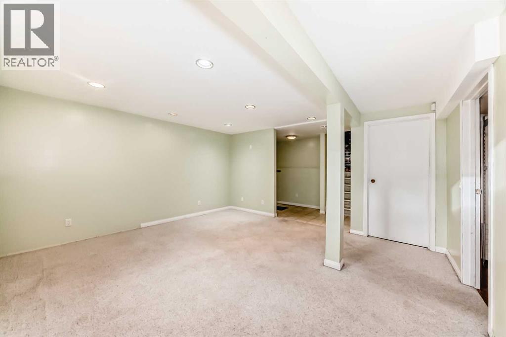 Single Family House 4 Level for Sale in  Dalmeny Hill NW Dalhousie Calgary 