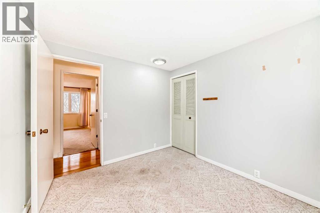 Single Family House 4 Level for Sale in  Dalmeny Hill NW Dalhousie Calgary 