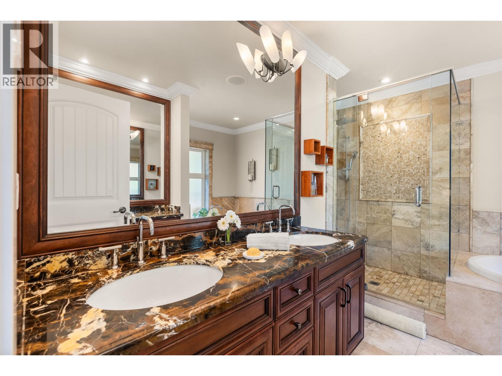 452 TEMPE CRESCENT, North Vancouver