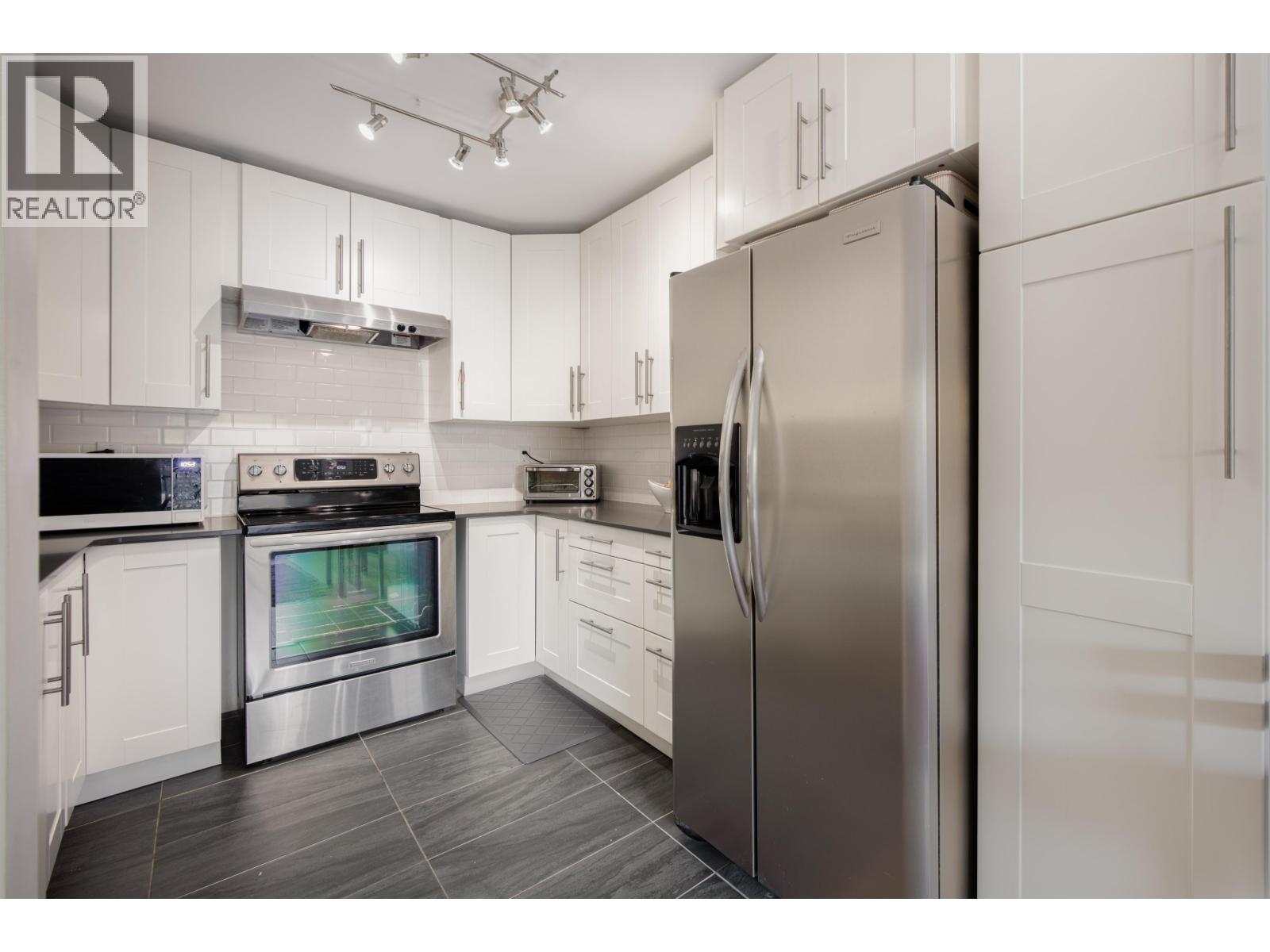 215 251 W 4TH STREET, North Vancouver