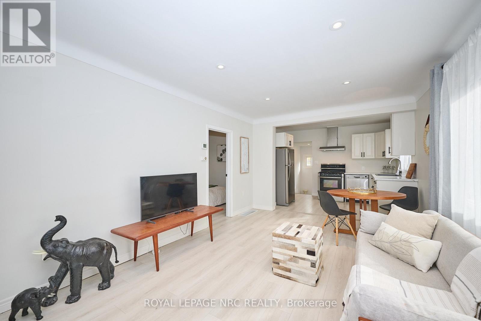 10 FAIRBURN AVENUE - Photo 4 of 40, St. Catharines (Burleigh Hill), Ontario