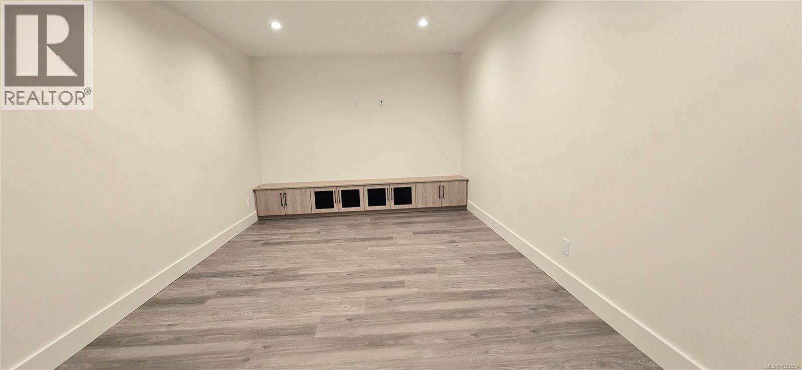 909 HARBOUR VIEW ST - 44