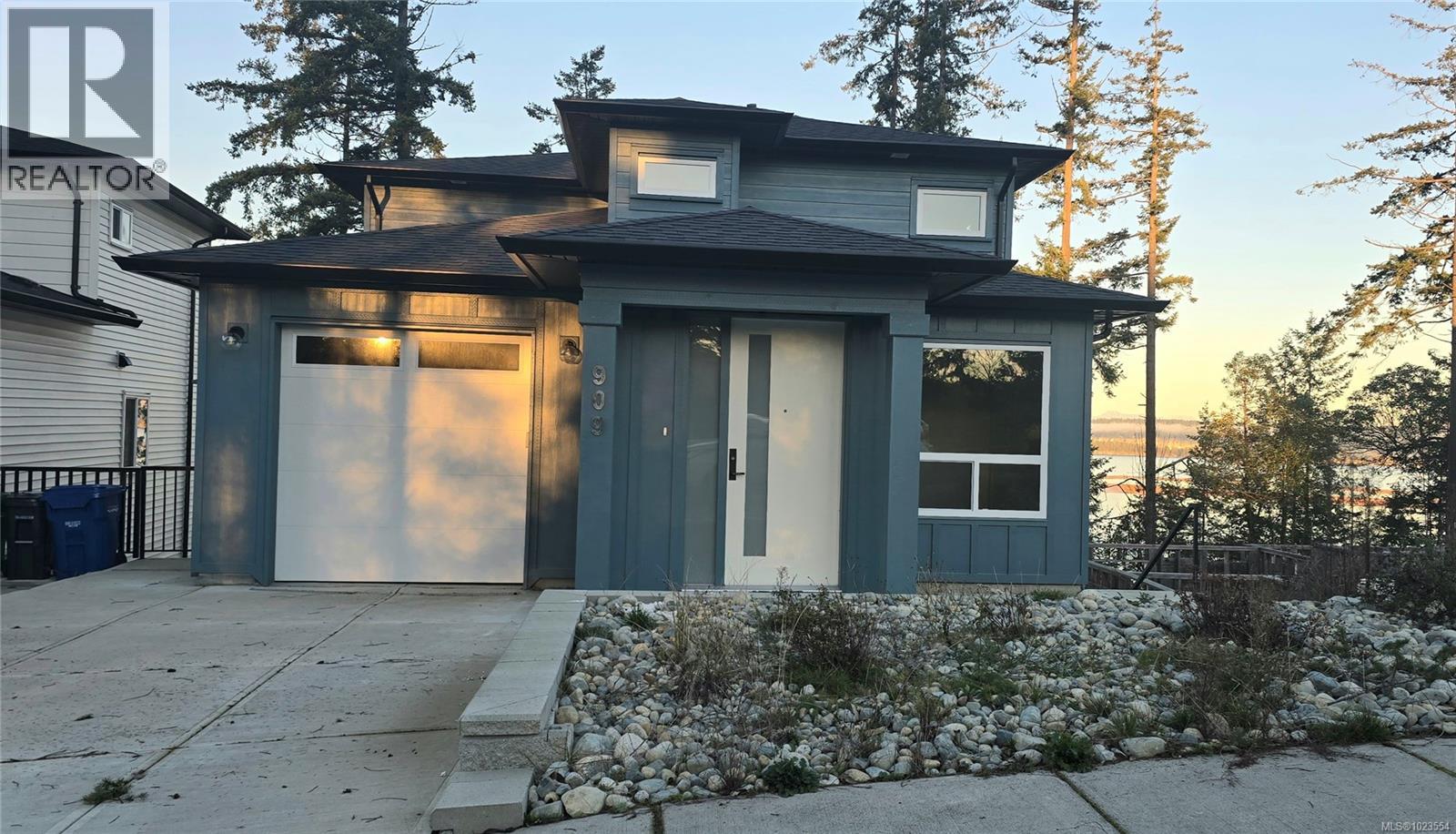 909 HARBOUR VIEW ST - 52