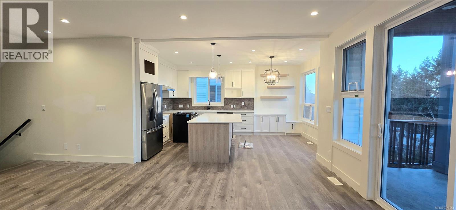 909 HARBOUR VIEW ST - 8