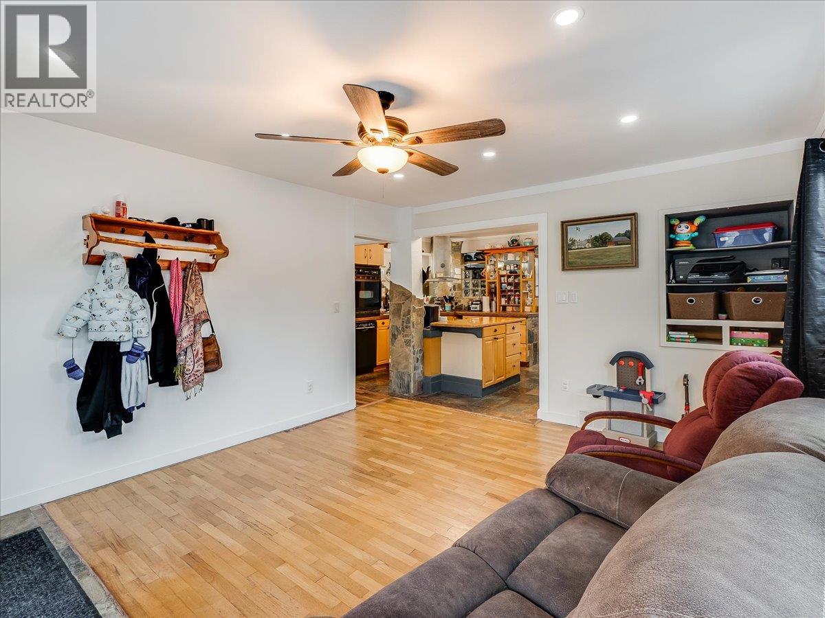 3330 Dahlia Crescent, Trail