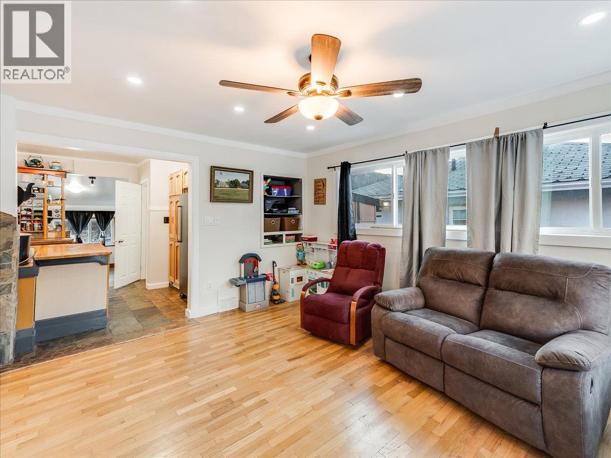 3330 Dahlia Crescent, Trail