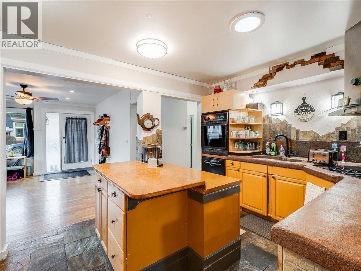 3330 Dahlia Crescent, Trail