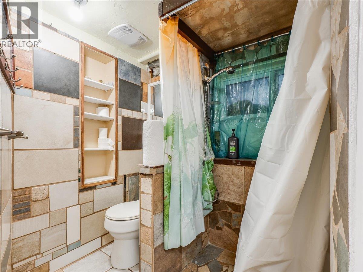 3330 Dahlia Crescent, Trail