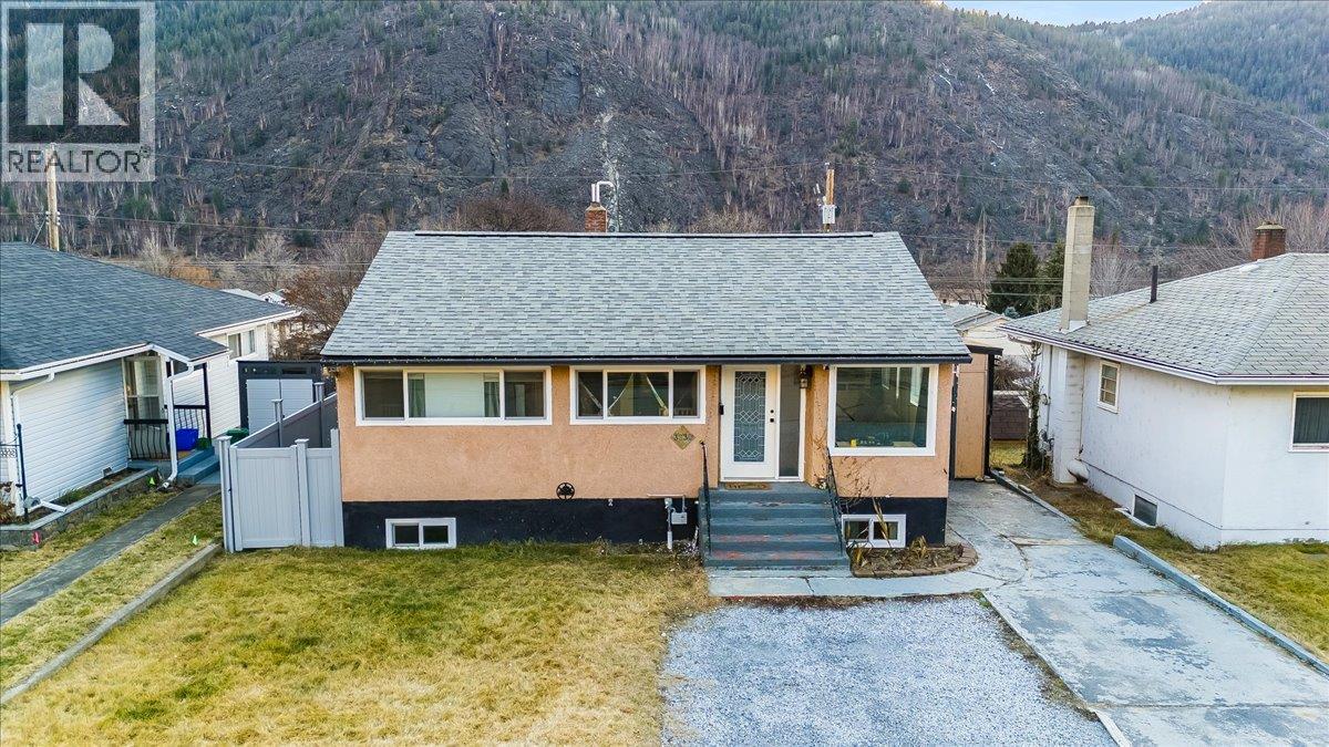 3330 Dahlia Crescent, Trail