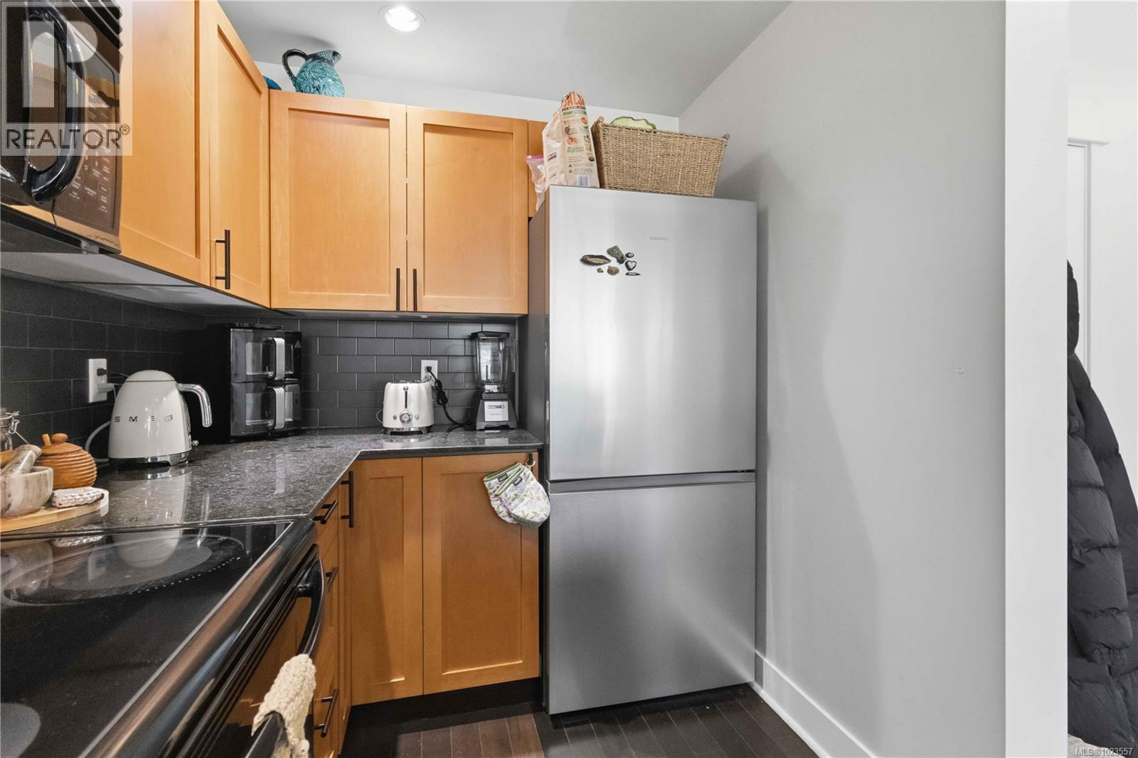 303 627 Brookside Rd, Colwood