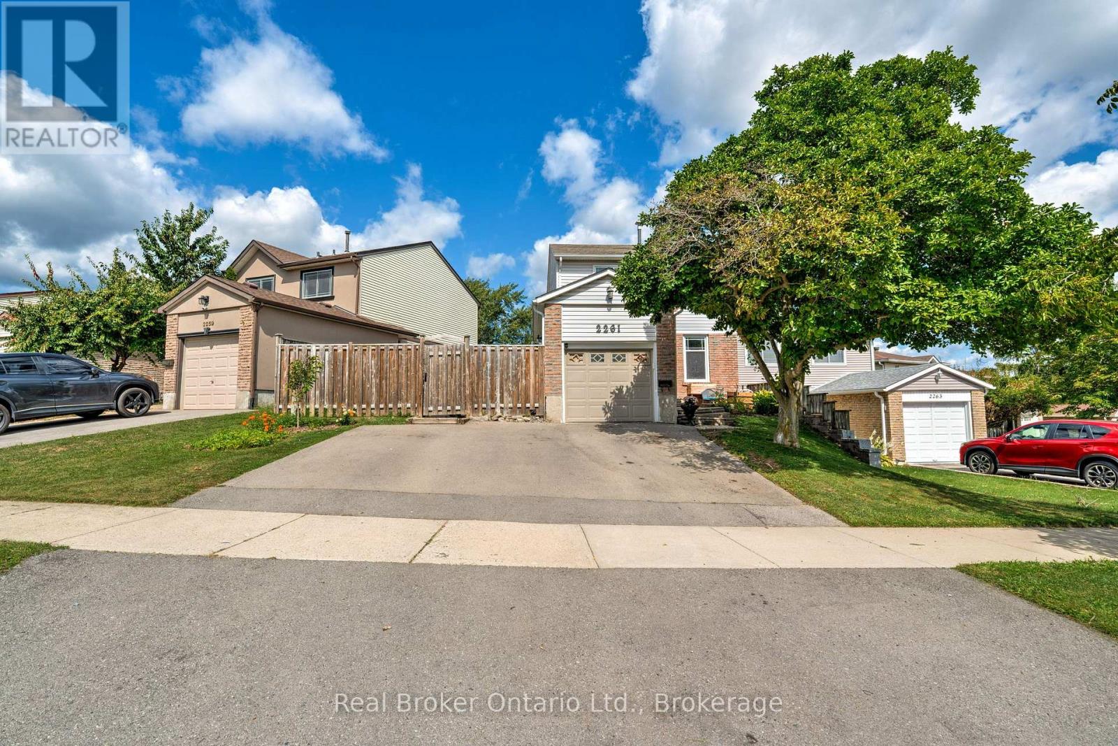 2261 LEOMINSTER DRIVE — photo 32