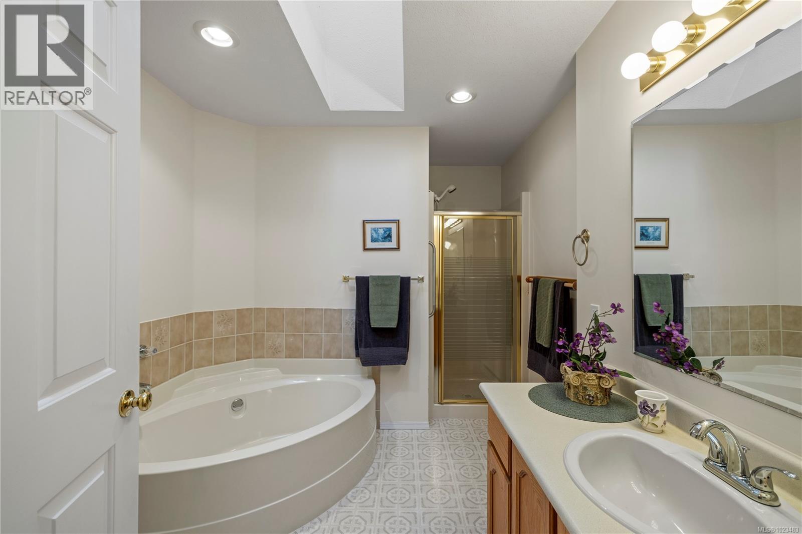 2 4752 Uplands Dr, Nanaimo