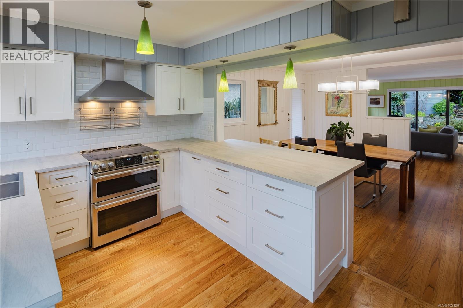 1632 Wilmot Pl, Oak Bay