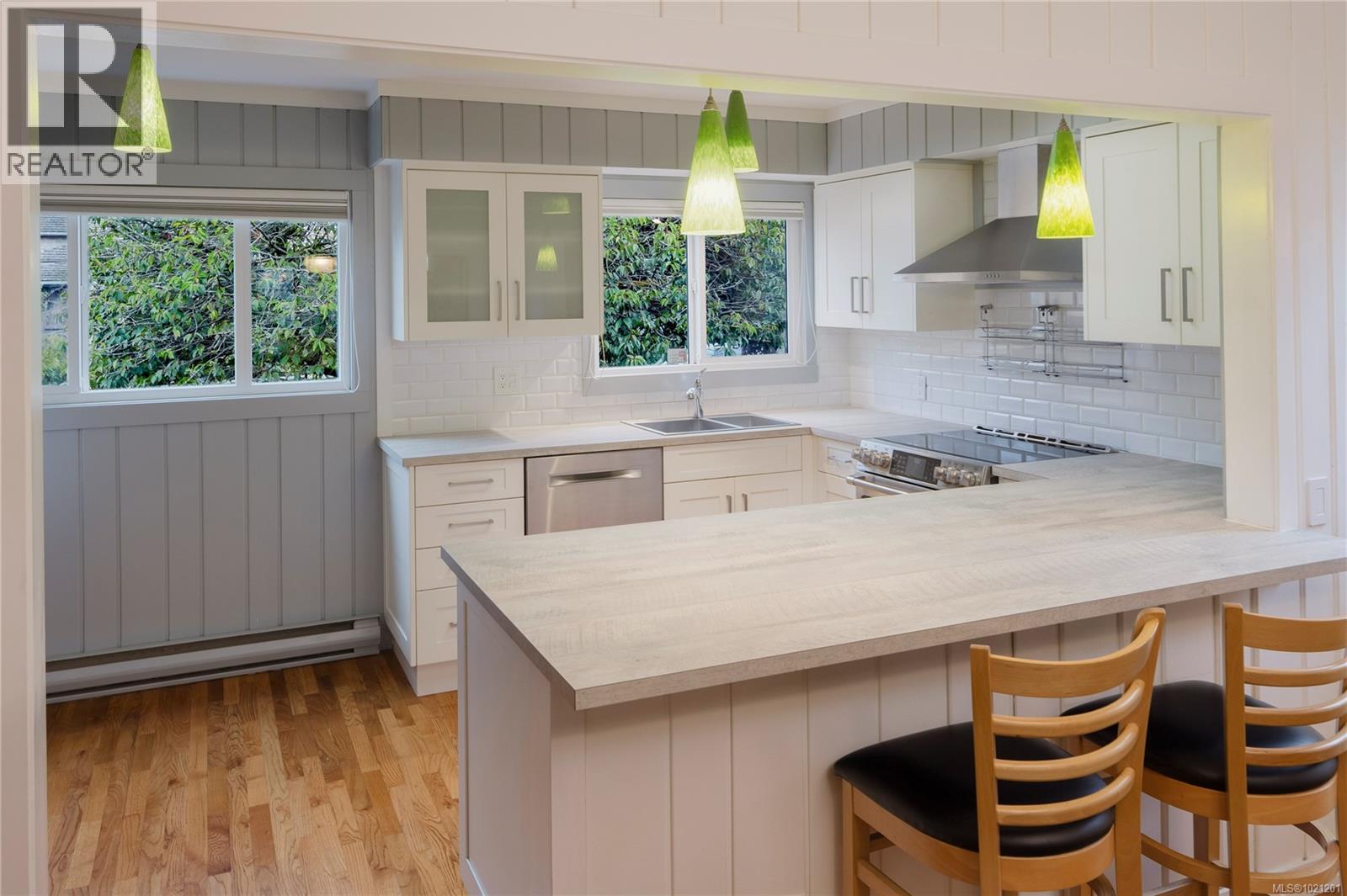 1632 Wilmot Pl, Oak Bay