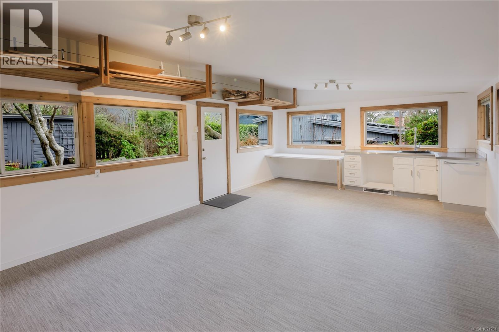 1632 Wilmot Pl, Oak Bay