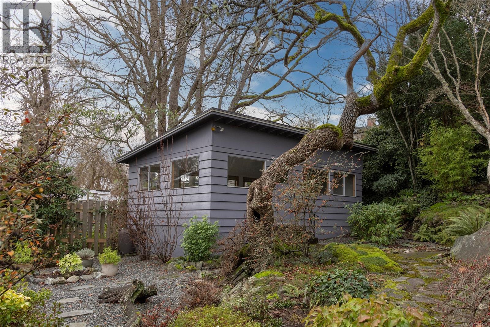 1632 Wilmot Pl, Oak Bay