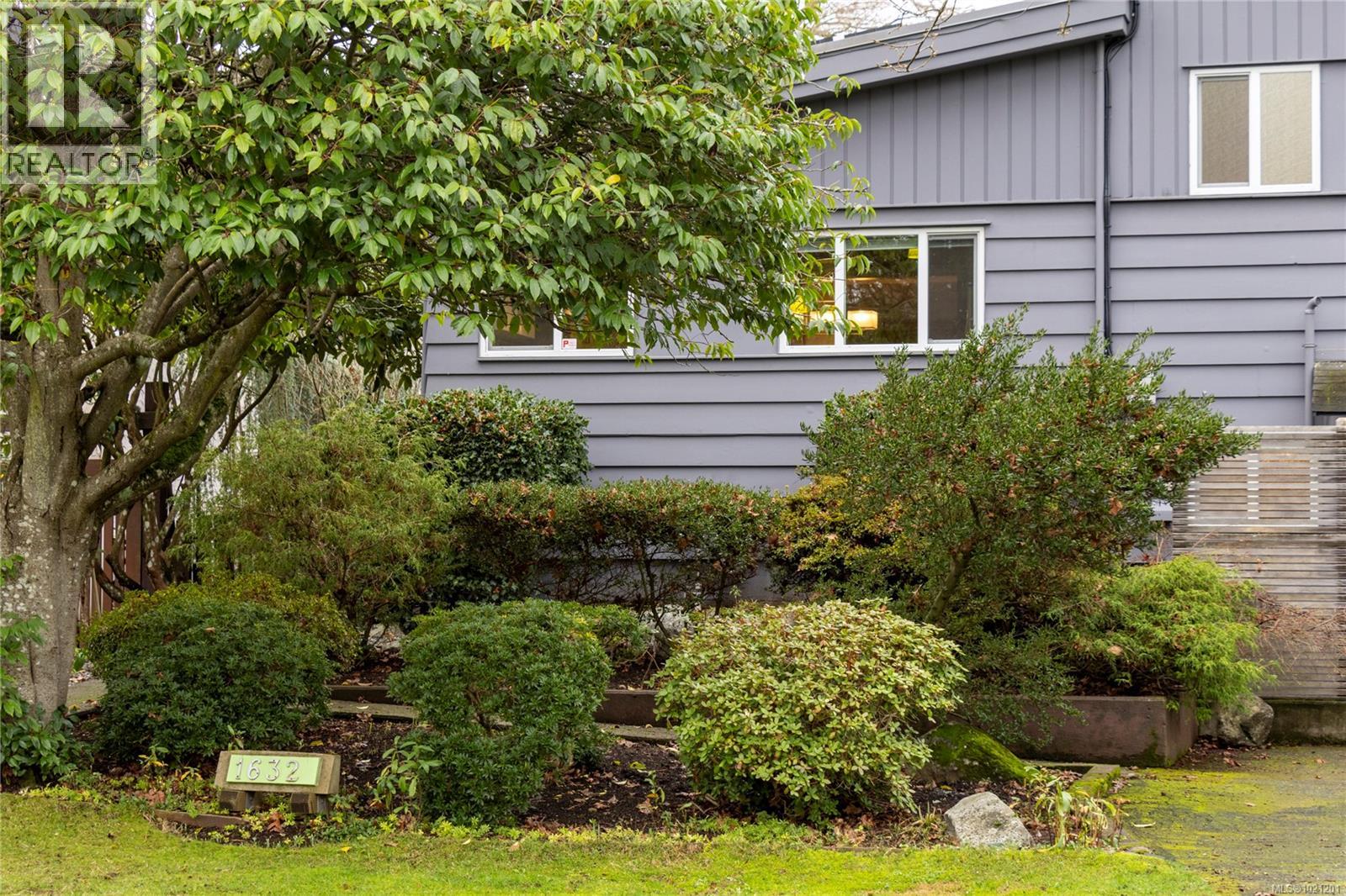 1632 Wilmot Pl, Oak Bay