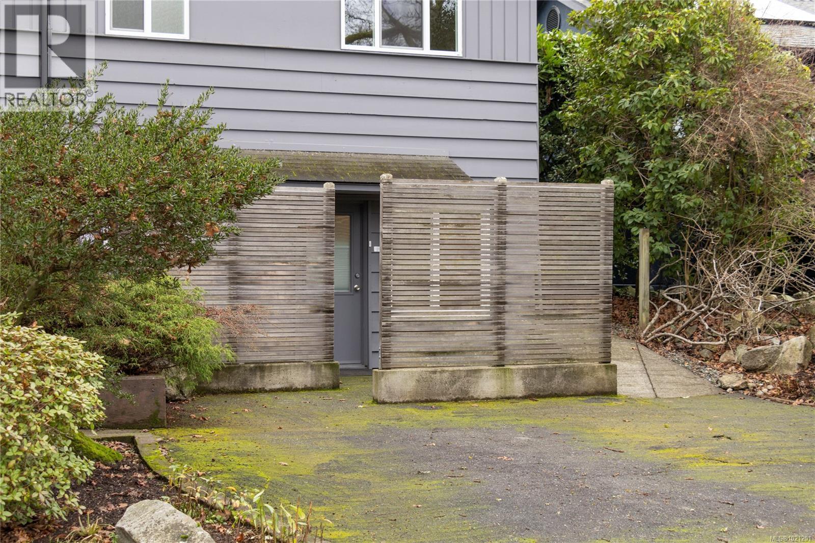 1632 Wilmot Pl, Oak Bay