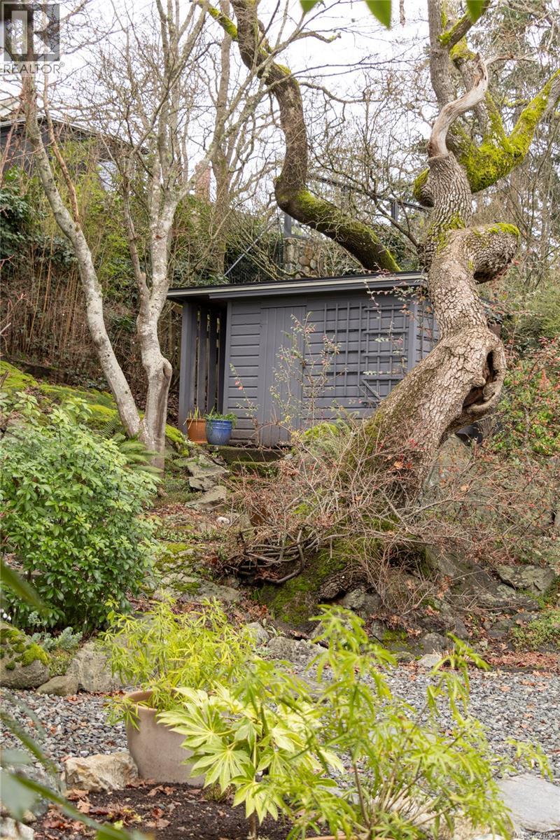 1632 Wilmot Pl, Oak Bay