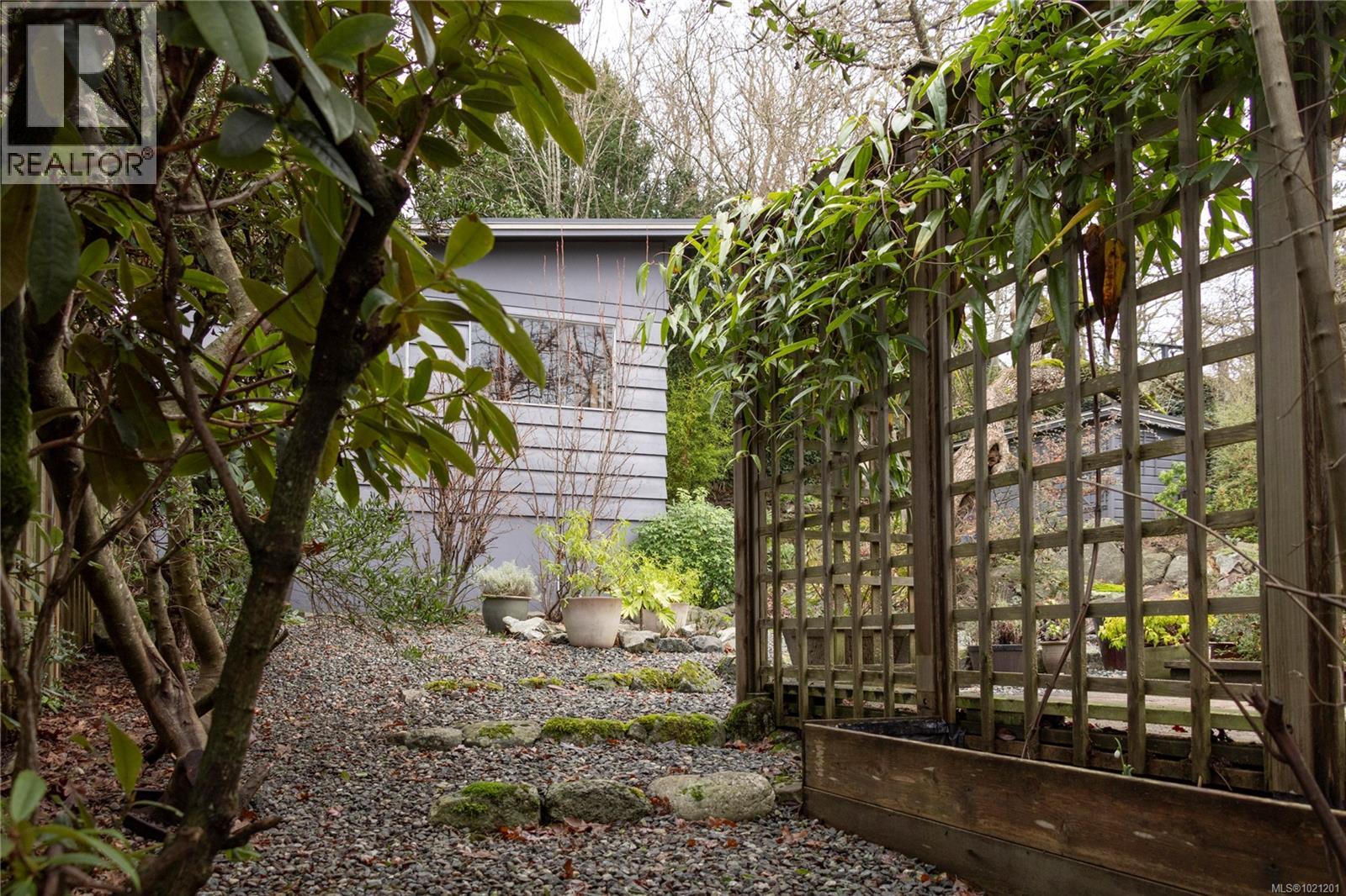 1632 Wilmot Pl, Oak Bay