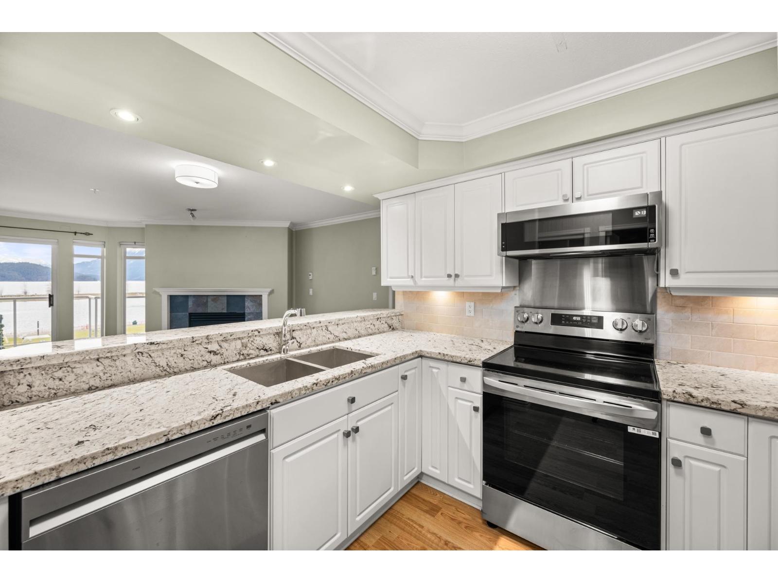 309 328 ESPLANADE AVENUE, Harrison Hot Springs, Harrison Hot Springs