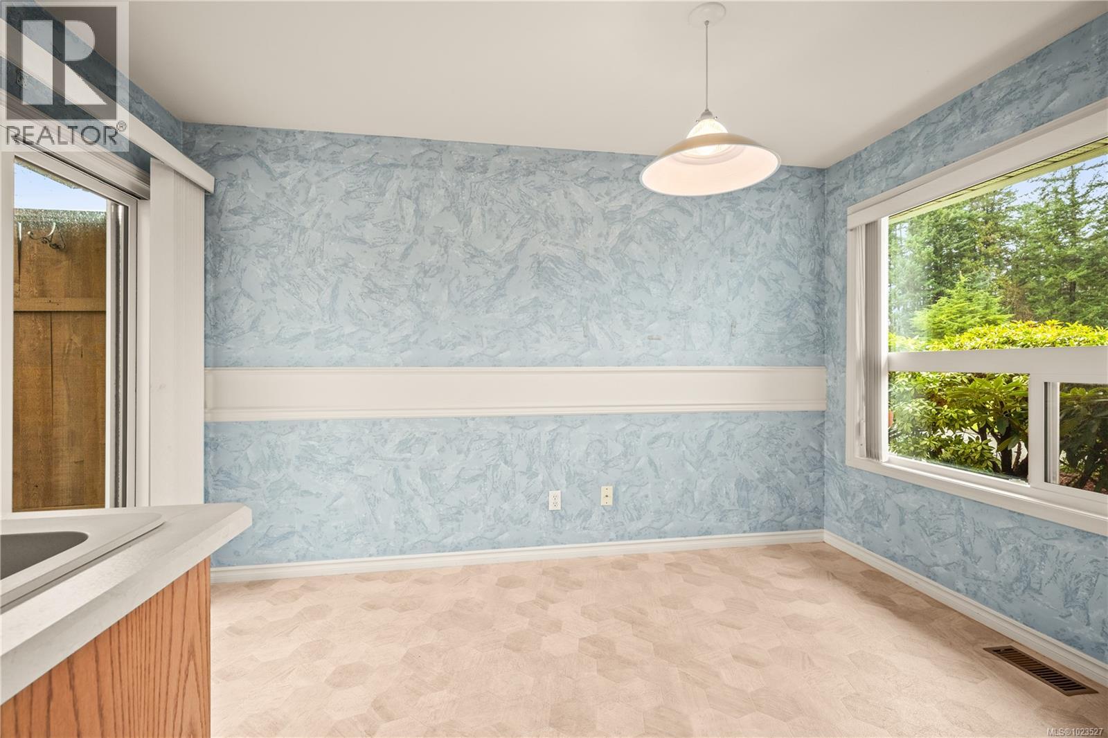 119 240 Stanford Ave E, Parksville