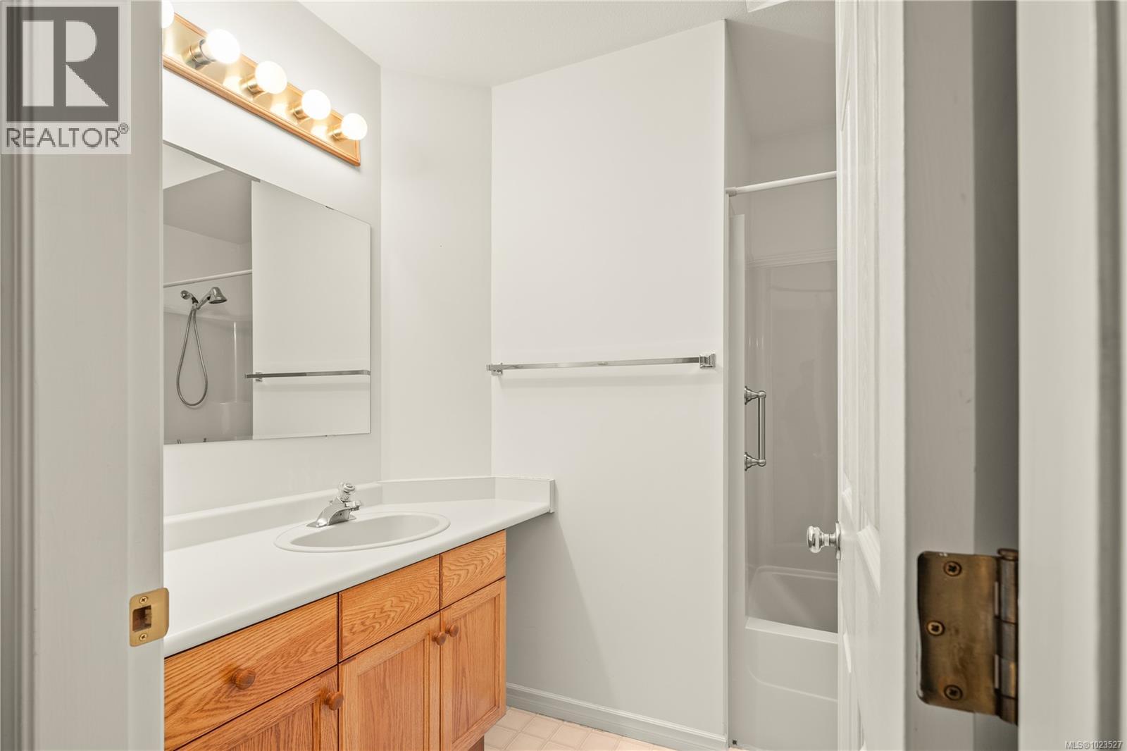 119 240 Stanford Ave E, Parksville