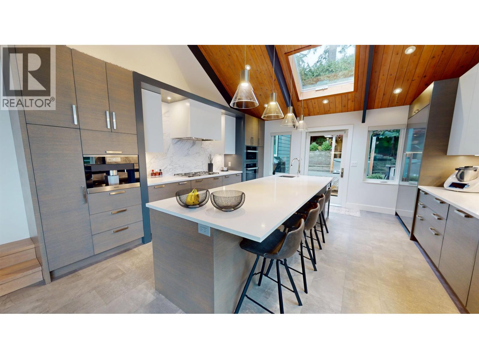 4062 NORWOOD AVENUE, North Vancouver