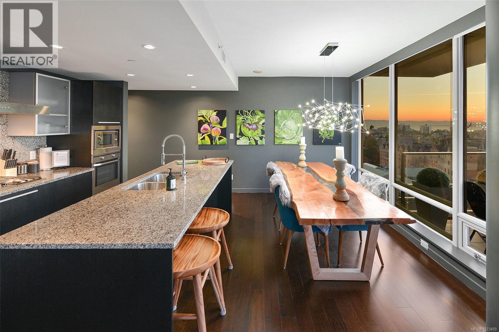 1605 707 Courtney Street, Victoria