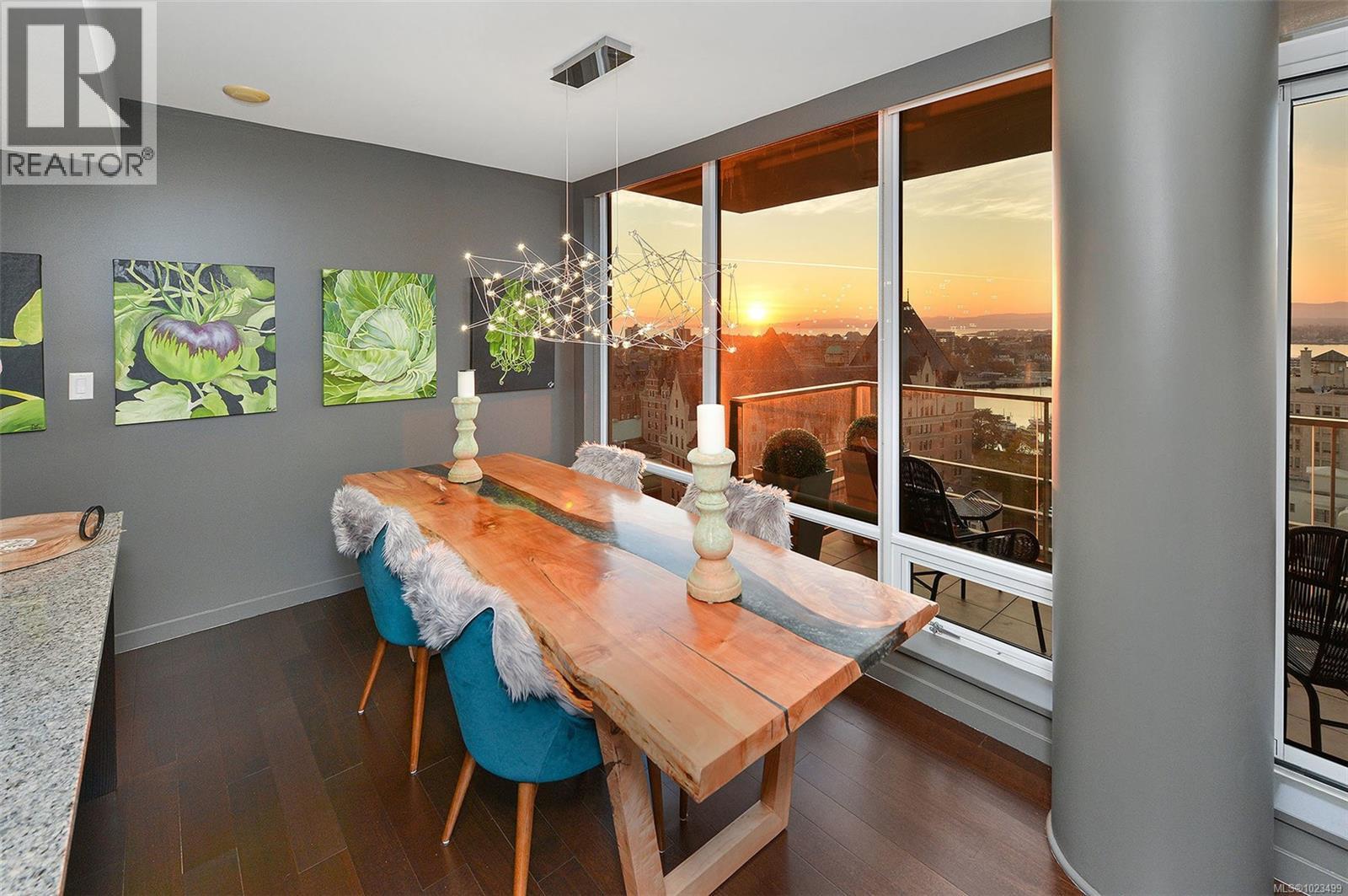 1605 707 Courtney Street, Victoria