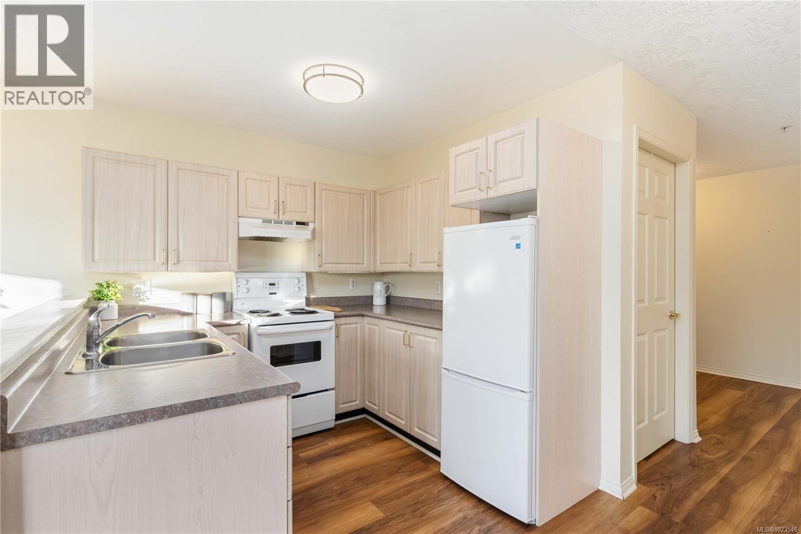 207 1485 Garnet Rd, Saanich