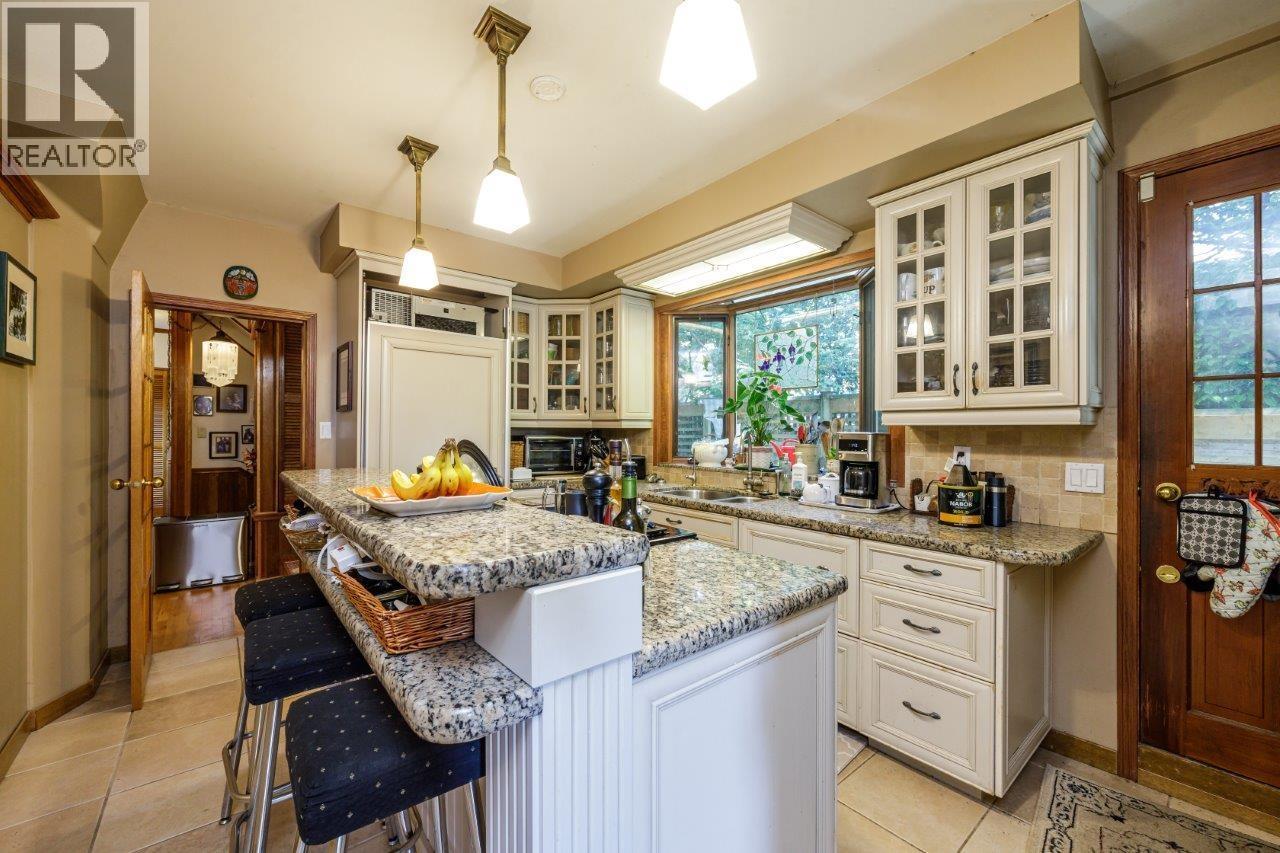 368 E KINGS ROAD, North Vancouver