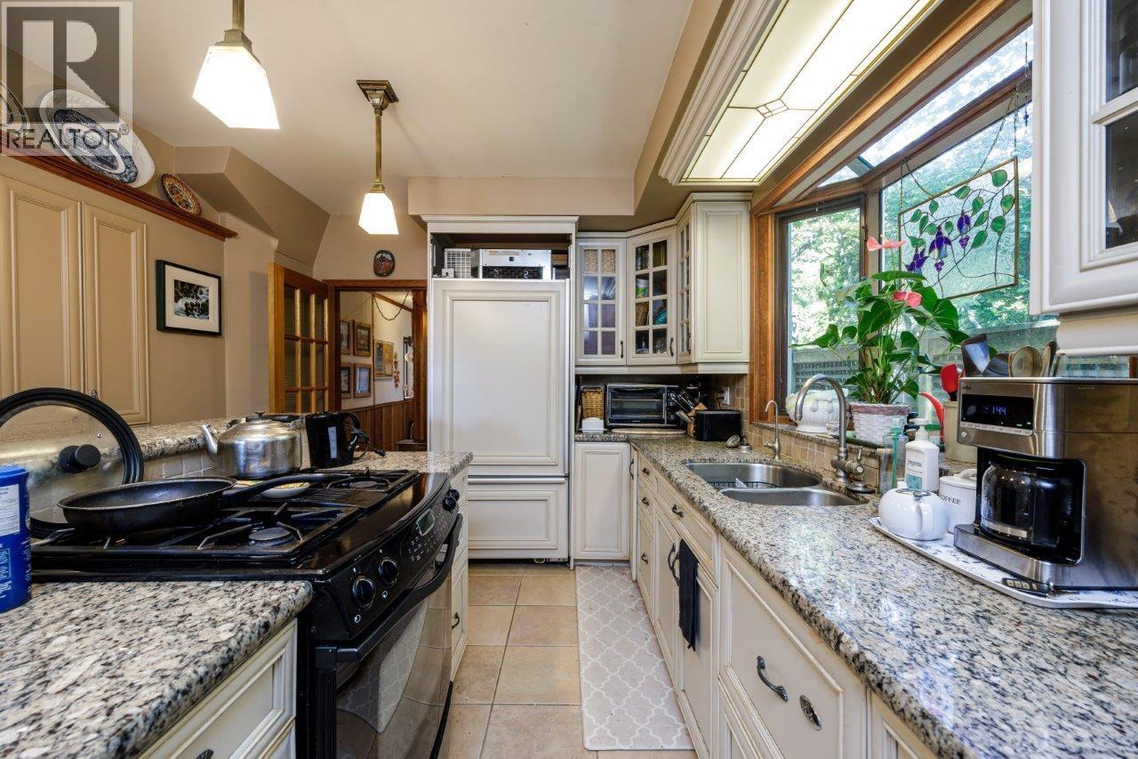 368 E KINGS ROAD, North Vancouver