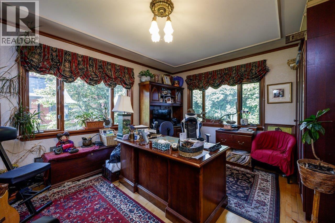 368 E KINGS ROAD, North Vancouver