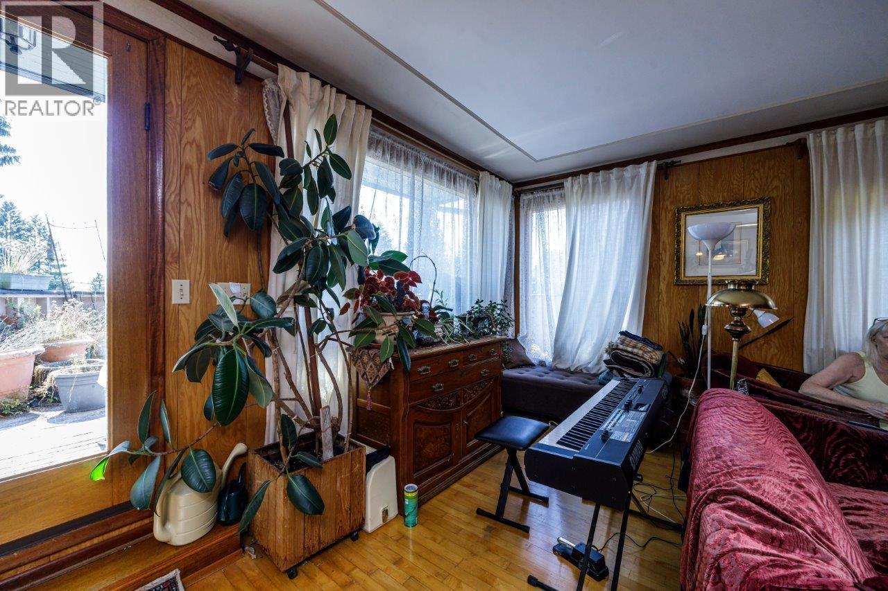 368 E KINGS ROAD, North Vancouver