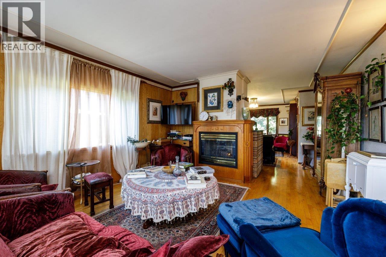 368 E KINGS ROAD, North Vancouver