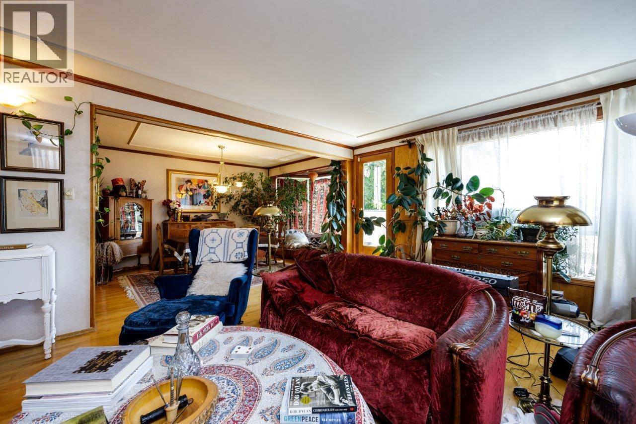 368 E KINGS ROAD, North Vancouver