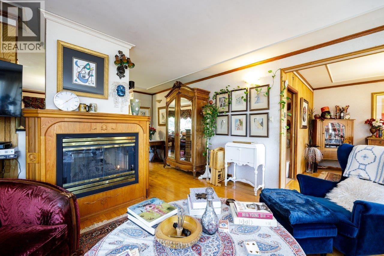 368 E KINGS ROAD, North Vancouver