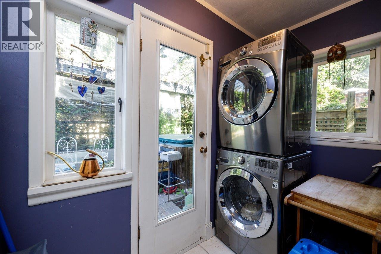 368 E KINGS ROAD, North Vancouver