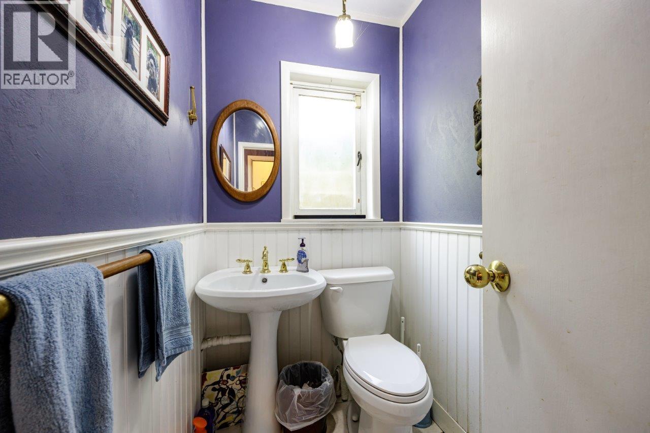 368 E KINGS ROAD, North Vancouver