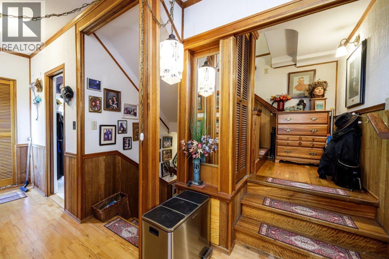 368 E KINGS ROAD, North Vancouver