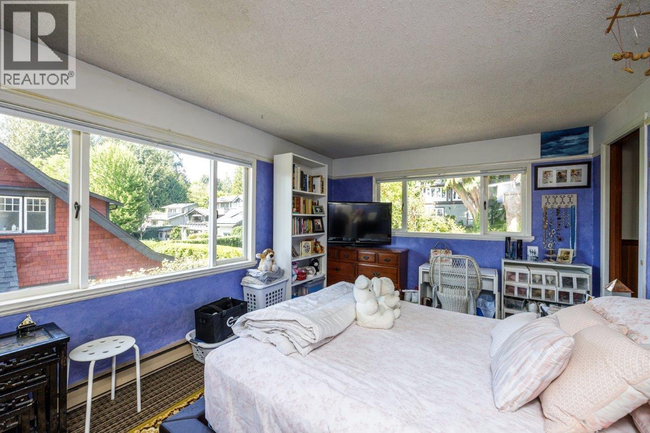 368 E KINGS ROAD, North Vancouver