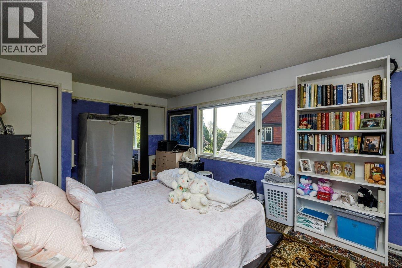 368 E KINGS ROAD, North Vancouver