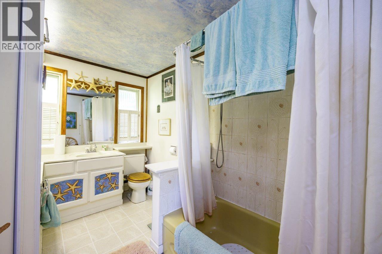 368 E KINGS ROAD, North Vancouver