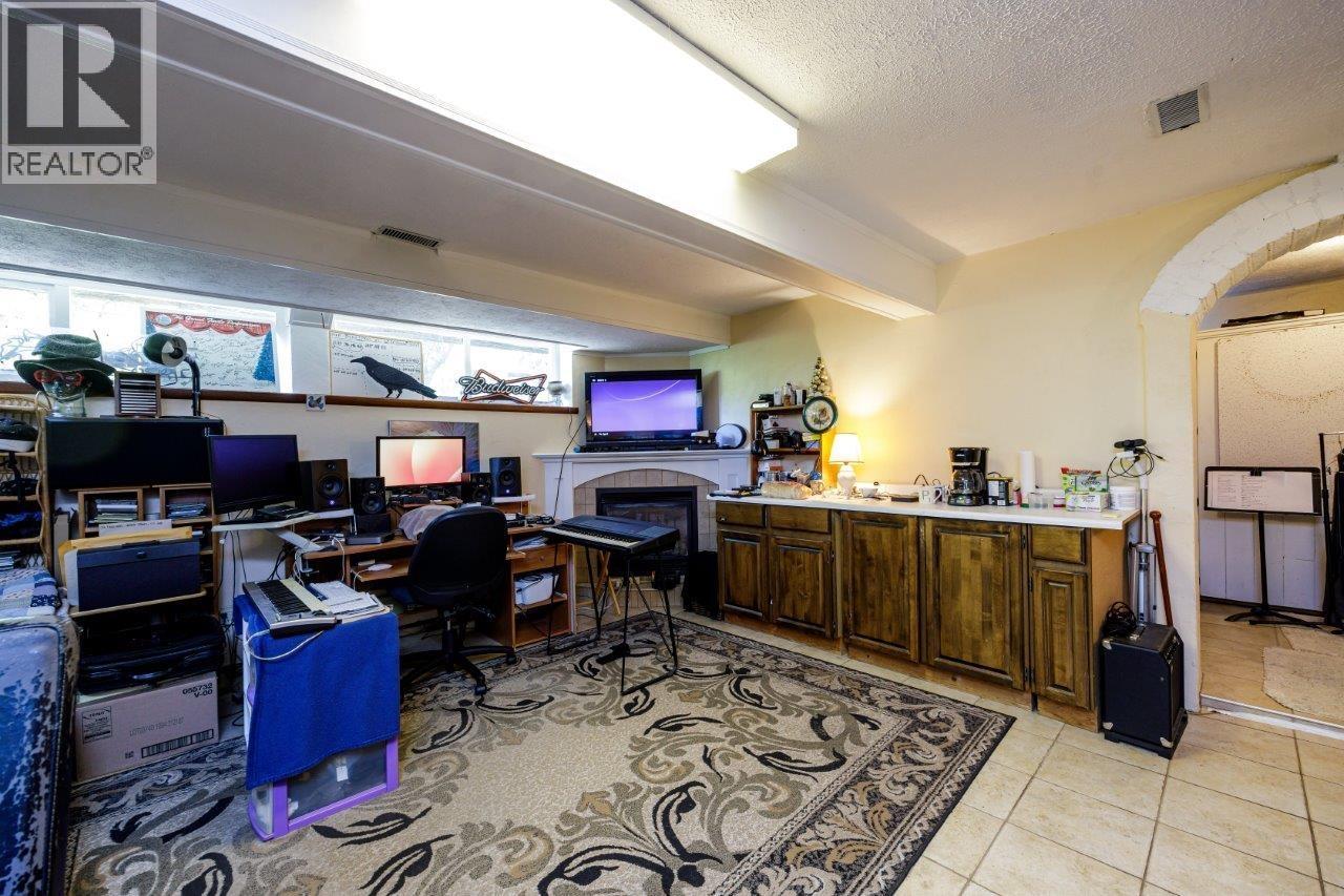 368 E KINGS ROAD, North Vancouver