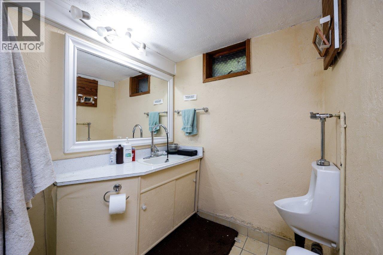 368 E KINGS ROAD, North Vancouver