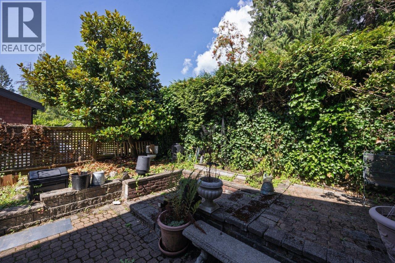 368 E KINGS ROAD, North Vancouver