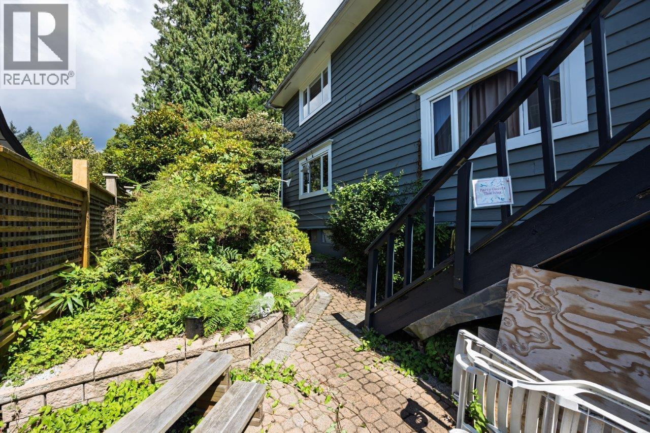 368 E KINGS ROAD, North Vancouver