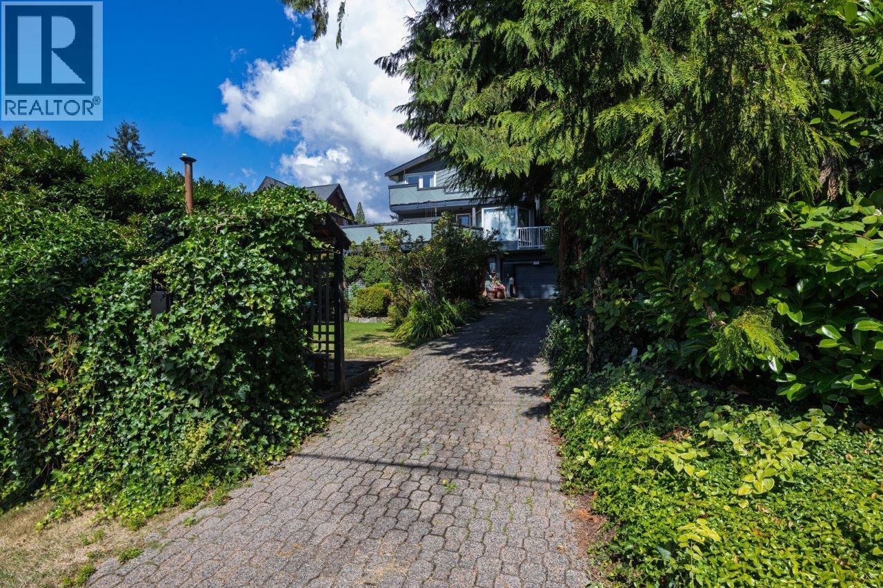 368 E KINGS ROAD, North Vancouver