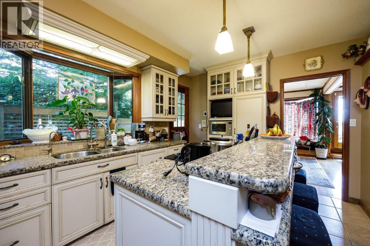 368 E KINGS ROAD, North Vancouver